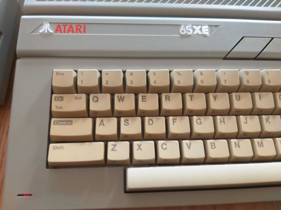 Atari 65XE (bez zasilacza} + magnetofon CA12 + 2 kasety