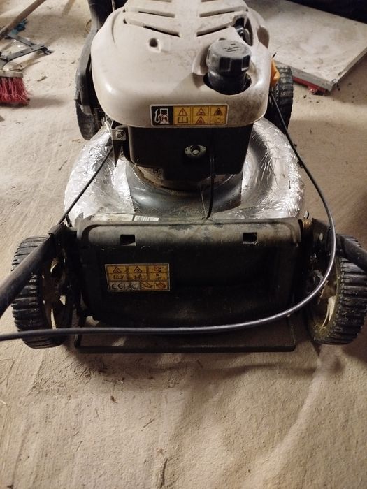 Kosiarka spalinowa z napędem uszkodzona