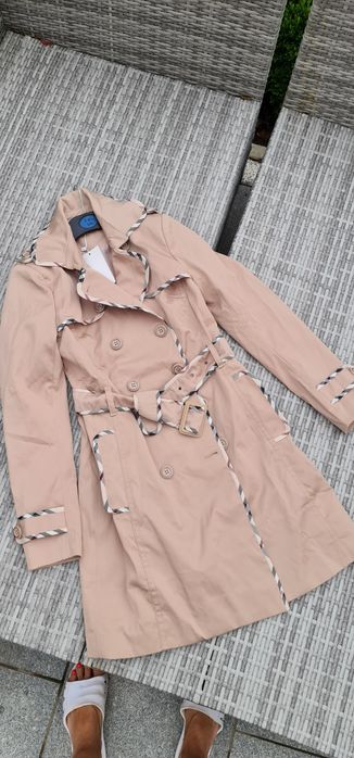 Beżowy płaszczyk trench z lamówką 38