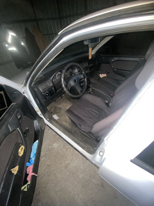 Opel Vecktra a 1992 1.8 бензин