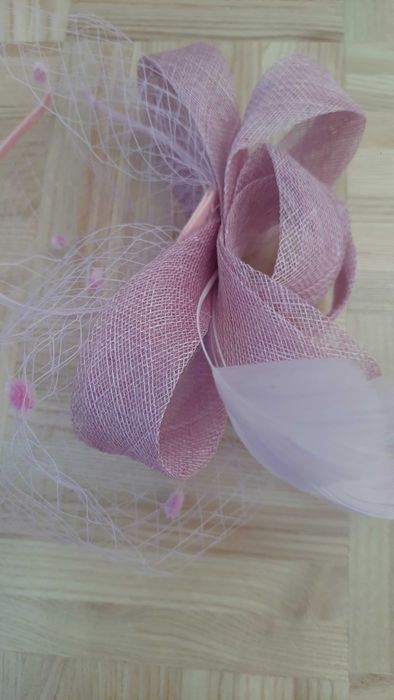 fascynator z siateczką na opasce