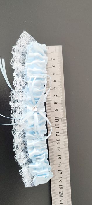 Podwiązka panny młodej ślubna w jasnoniebieskim kolorze