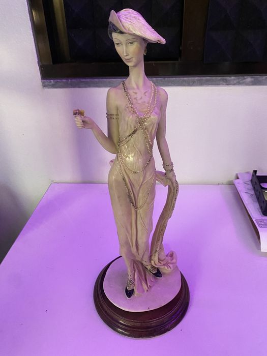 Estatueta pequena mulher