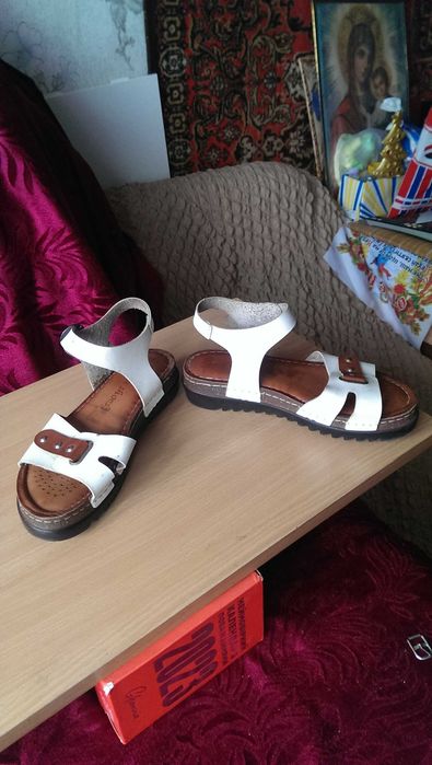 Женские Качественные кожаные сандалии босоножки Tina Shoes 38-го размера, имеют  анатомическую стельку и ребристую подошву