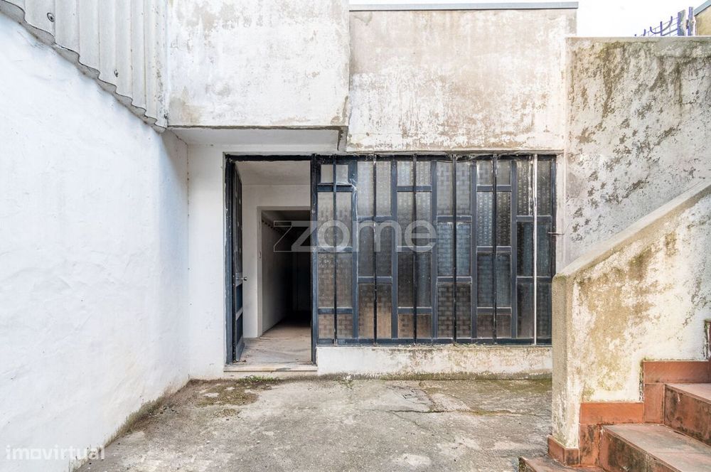 Loja Com Possibilidade De Converter Em Habitação — Mafamude E Vilar Do Paraíso, Porto