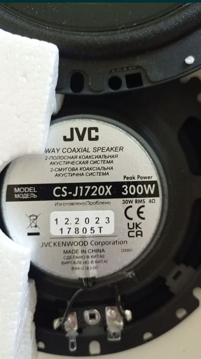 Rádio Pioneer e 2 colunas JVC.