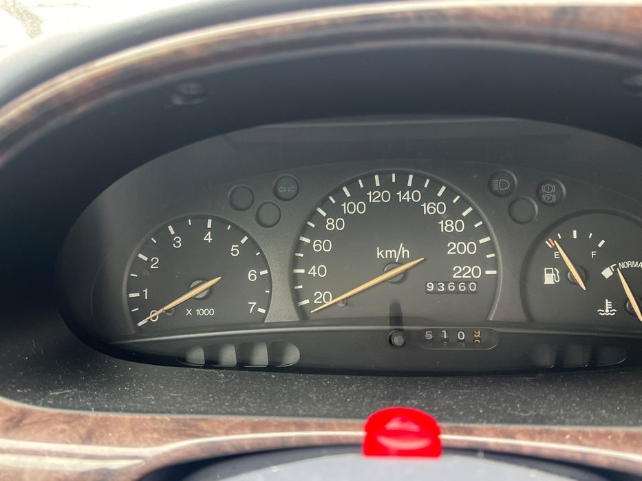 Ford Fiesta 1998, 93.660 km. Funcionava impecavelmente antes de ficar parado. Sem bateria, precisa de inspeção. Interior razoável. Chave suplente.