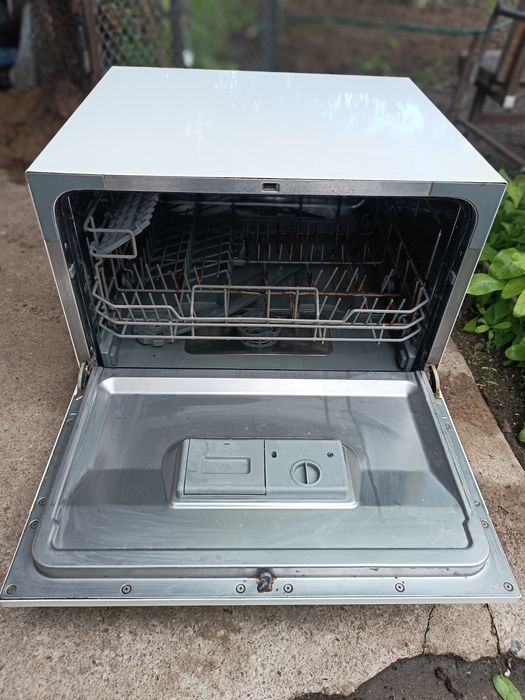 Посудомийна машина Electrolux ESF2400OW