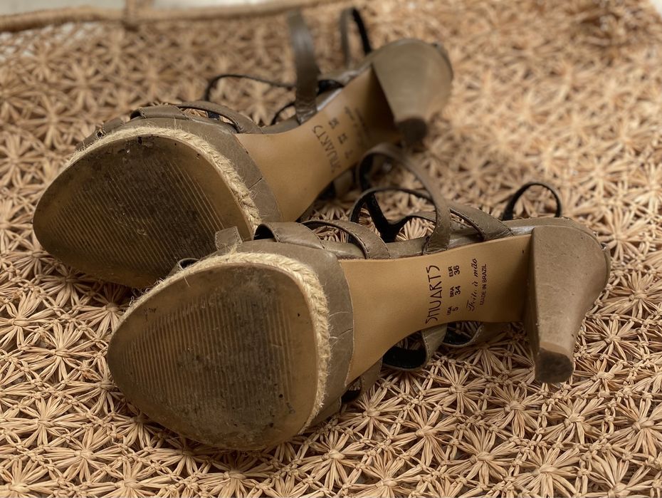 Sandálias brasileiras, em pele, cor tope, feitas à mão, muito elegante