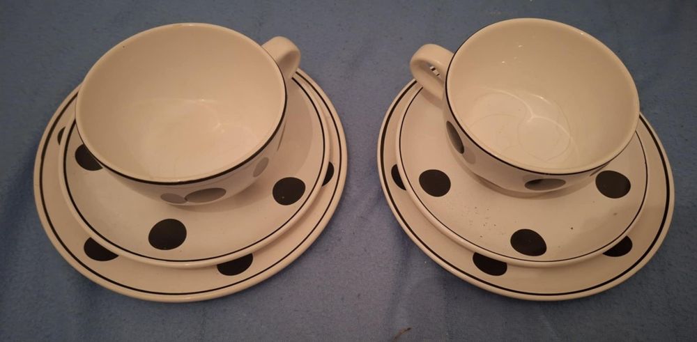 Conjunto de café com bolinhas pretas