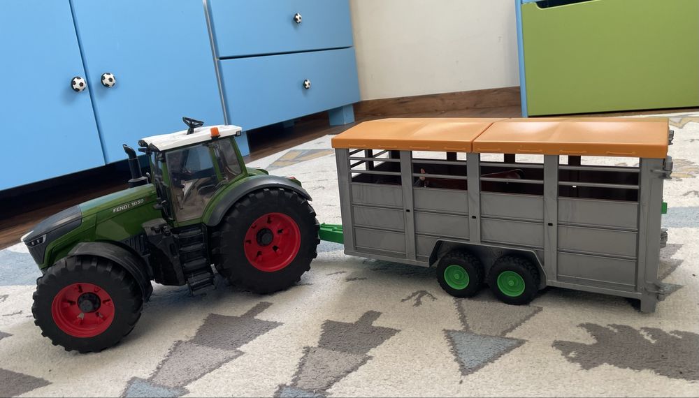 Bruder - ciagnik Fendt 1050 + duży transporter dla bydła