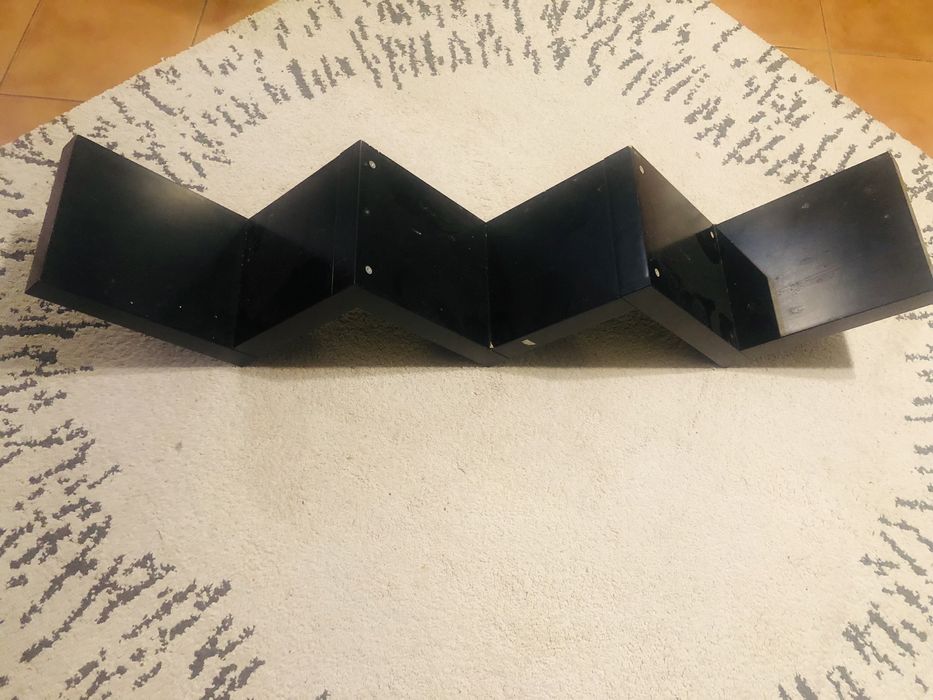 Półka ścienna IKEA LACK – czarna, modułowa (zygzak)