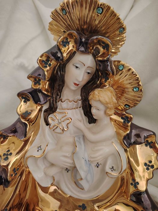 Escultura em cerâmica fina