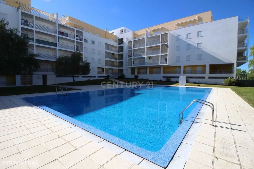 Apartamento T1 Moderno, Com Garagem, Varanda, Piscina, Campo De Ténis — Armação De Pera, Faro