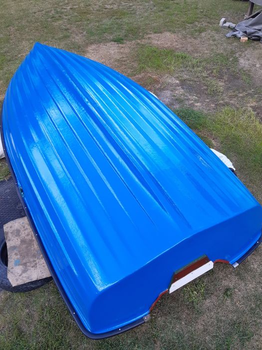 Sprzedam dużą łódkę wędkarską.