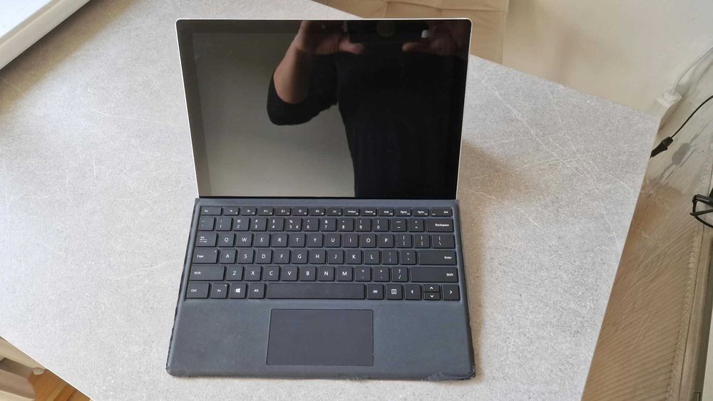 Laptop Microsoft Surface Pro 5 w dobrym stanie