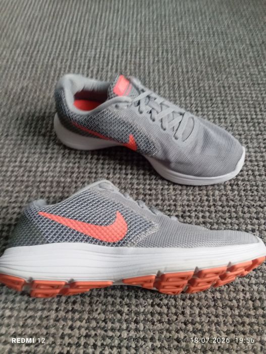 Buty damskie sportowe do biegania Nike Revolution 3 r. 38