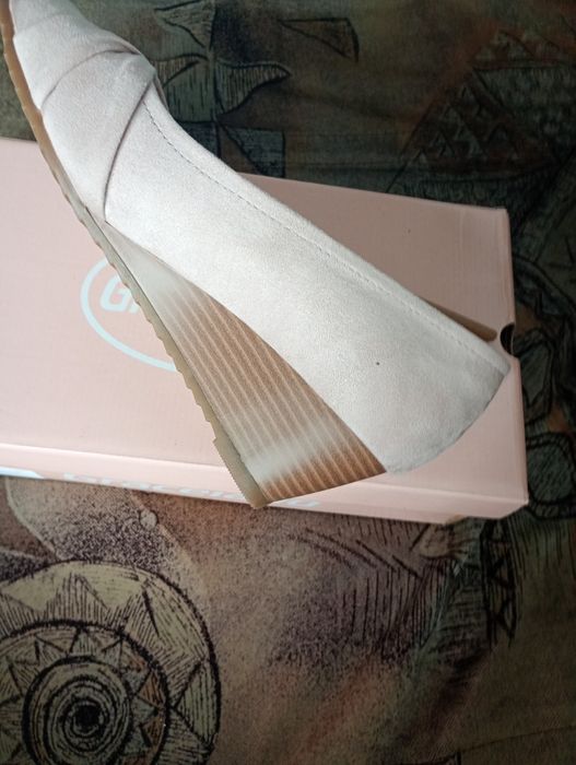 Nowe czółenka na koturnie 39