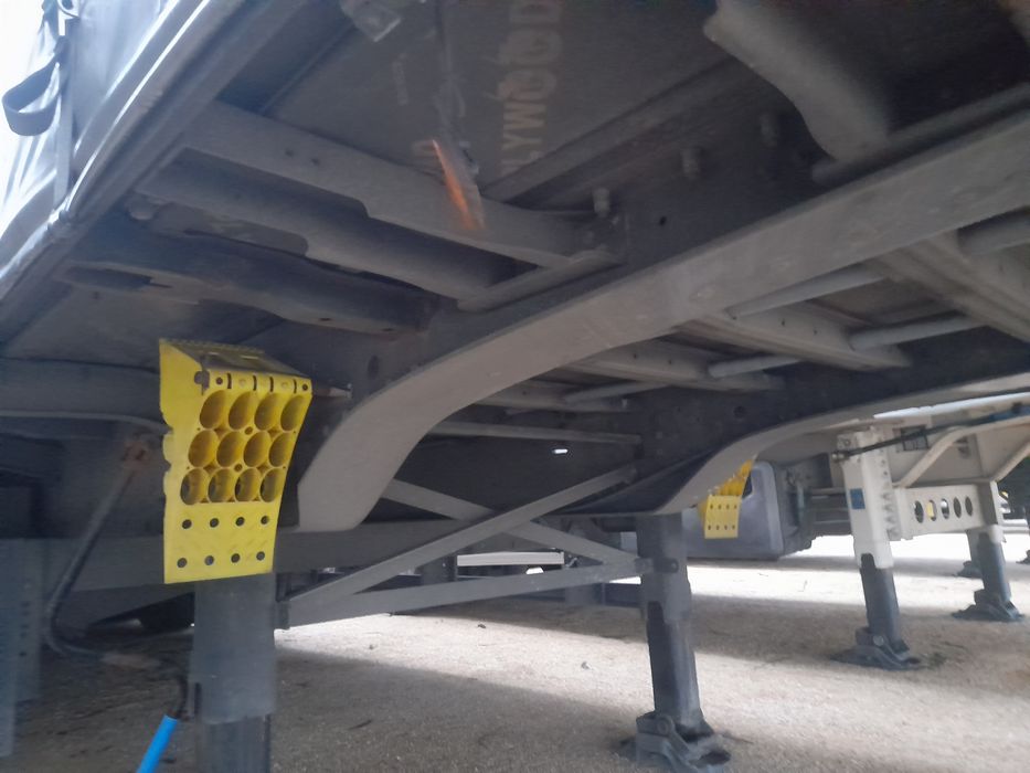 Semi-reboque Schmitz em lona