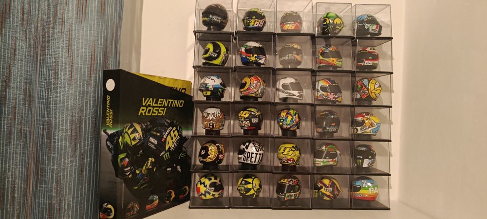 Coleção Lendária: 30 Capacetes Valentino Rossi (Escala 1:5) + Dossier