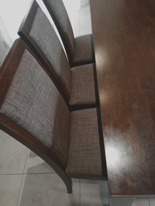 Mesa e cadeiras de sala de jantar usado como novo