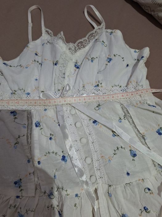Bluzka na ramiączkach w stylu gorsetowym