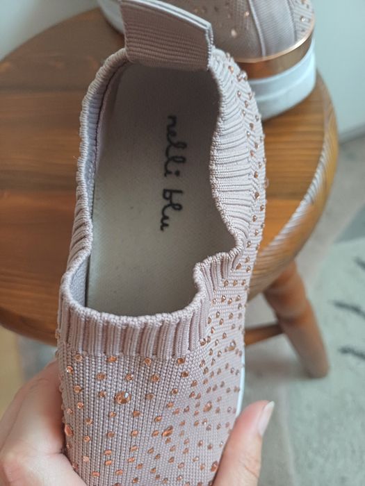 Sprzedam buty sportowe dla dziewczynki  siateczki