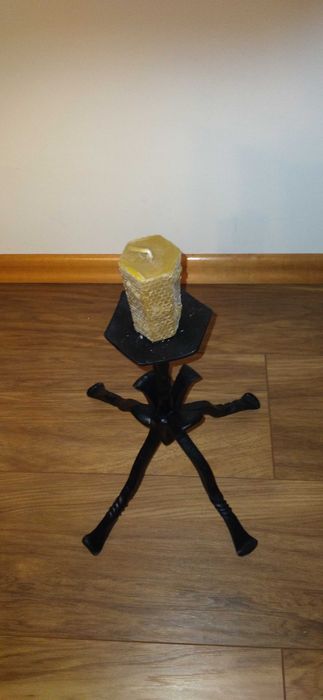 Świecznik metalowy kuty.