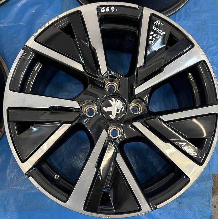 669 Felgi Aluminiowe Oryginał Peugeot R 17 4x108 otwór 65 mm