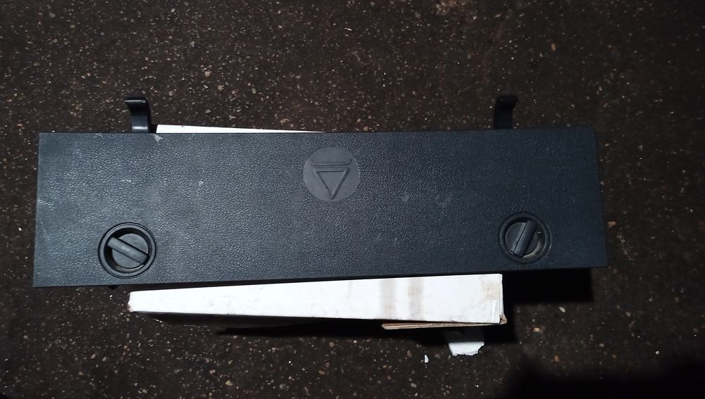 Klapka zaślepka trójkąta VW Touran l