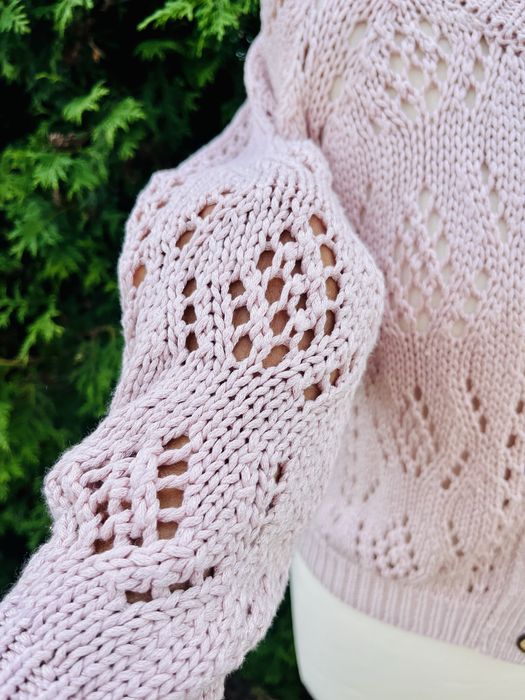 Ażurowy sweterek drewniane guziki