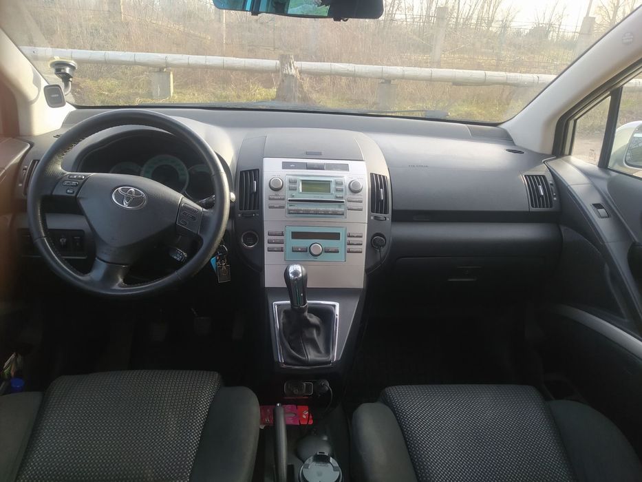 Продам машину Toyota Corolla verso 2.2 дизель