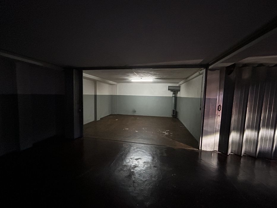 Fechada /Box 2 carros / Rua Costa Cabral/ Combatentes/ Silva Tapada