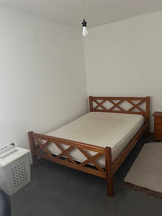 Alugo quarto para estudante em Évora