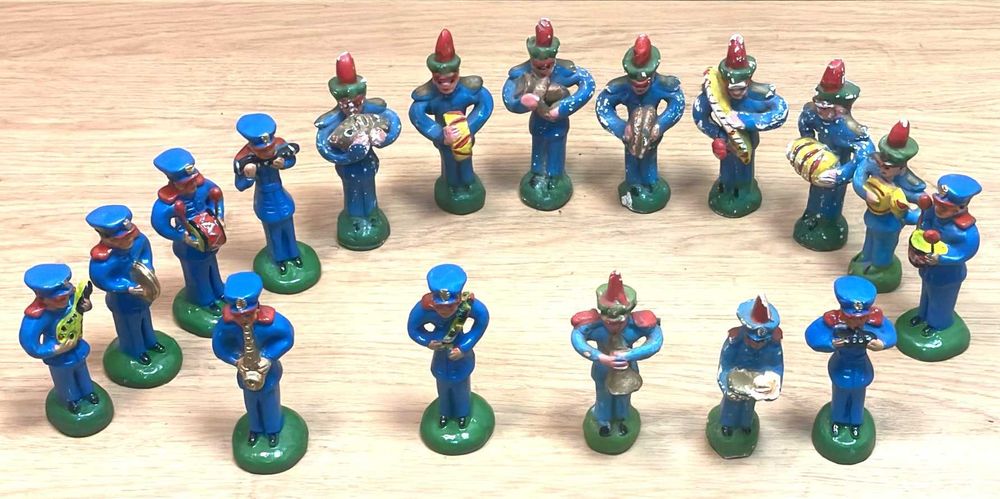 Figuras de banda de música em barro pintado de Barcelos