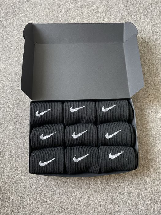 Nike Wysokie Biale/Czarne  35/38 boks 2 szt. (18 par )