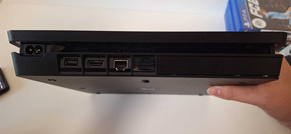 PS4 Slim 1TB + 2 comandos Sony + 6 jogos