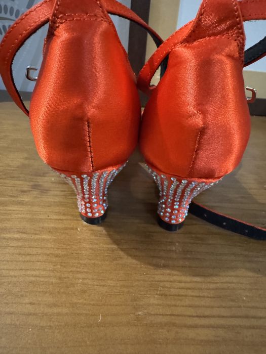 Sapatonde salto alto - vermelhos de cetim- Tam. 40