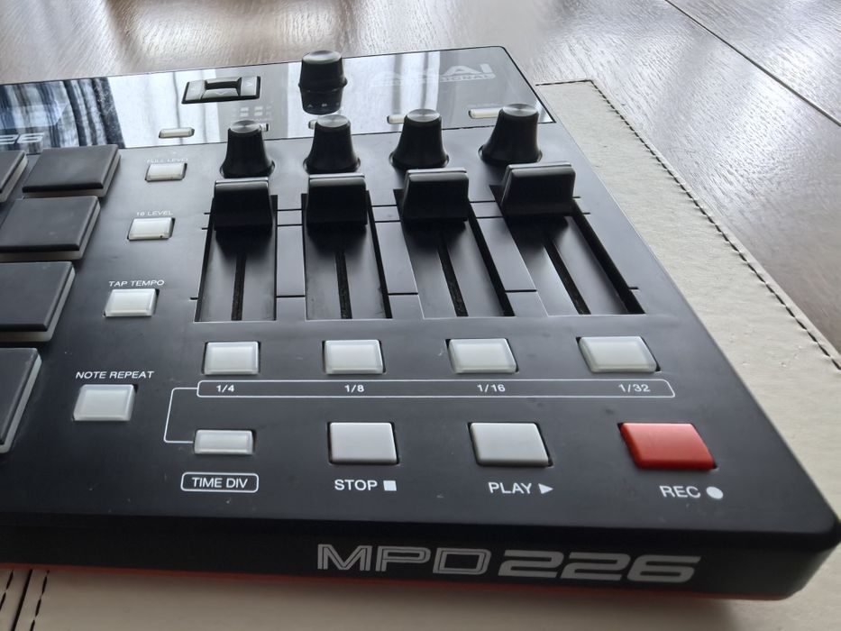 Akai MPD 226 – kontroler MIDI | Stan bardzo dobry | Kompletny zestaw
