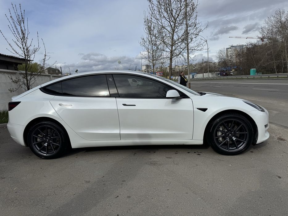 Продам авто Tesla model 3