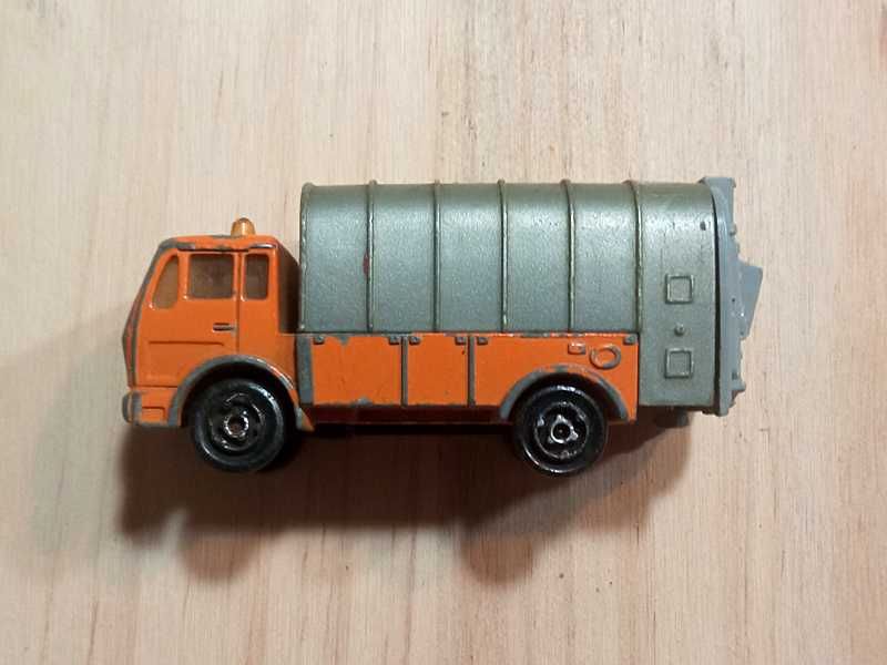 Mercedes-Benz Garbage Truck - Majorette