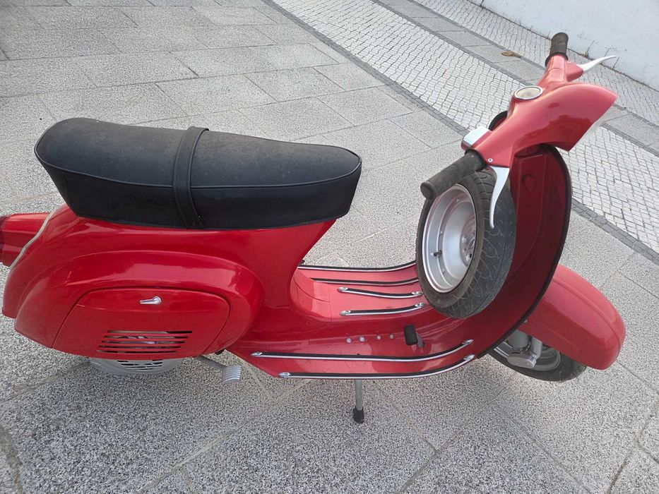 Vespa 50 vermelha
