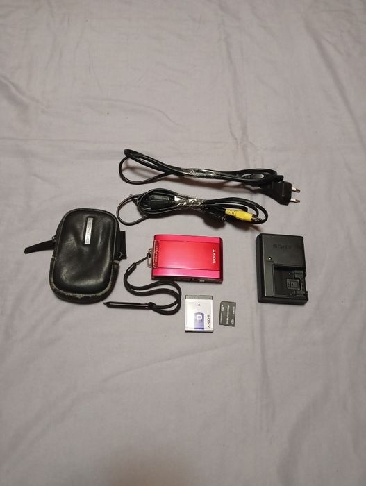 Фотоапарат Sony Cyber-Shot T300 цифровой в красном цвете.