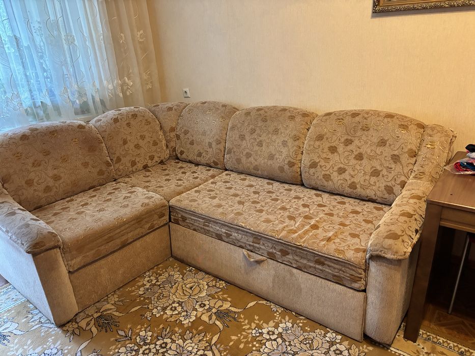 Диван угловий  в гарному стані