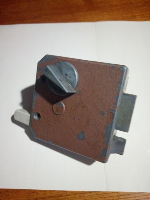 Замок дверний наружний.