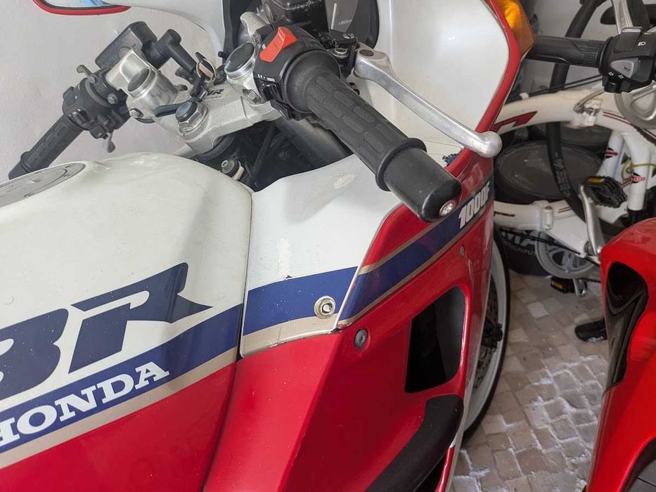 Honda CBR 1000F SC24 – 1989 – Revisão, bateria e pneus novos