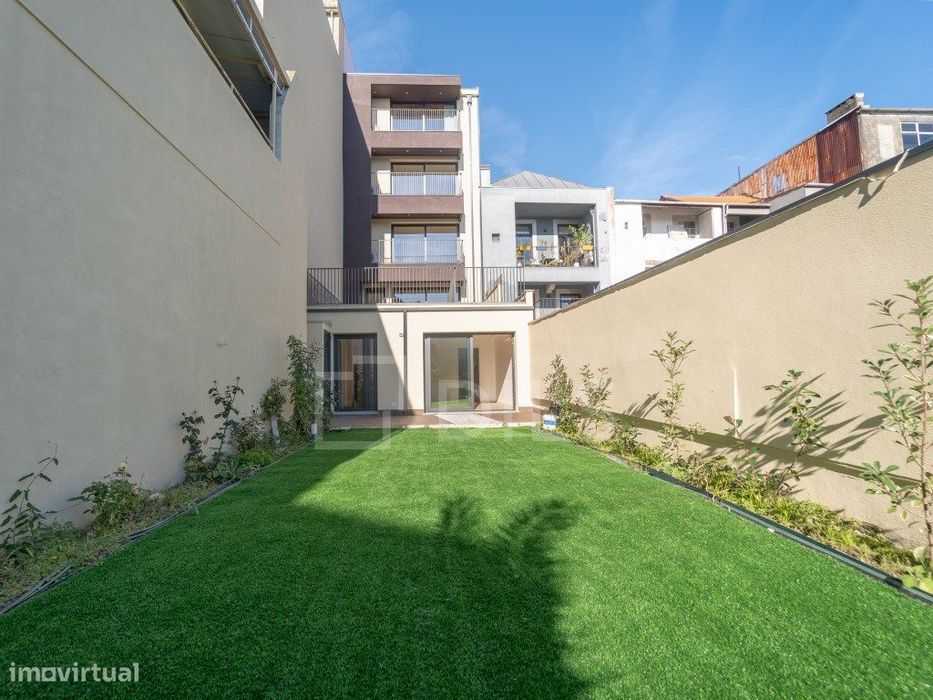 Apartamento T1+1 com jardim na Baixa do Porto