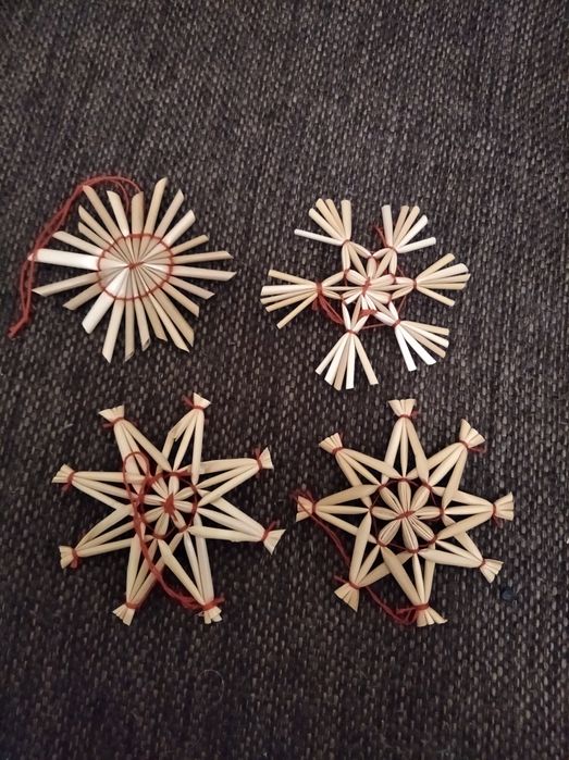 Різдвяні прикраси з соломи.