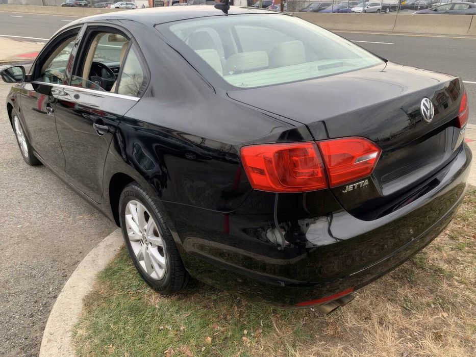 Volkswagen Jetta SE with Conv and Sunroof      2013