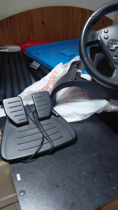 Volante e pedais Ferrari para PC, PS4 e PS5